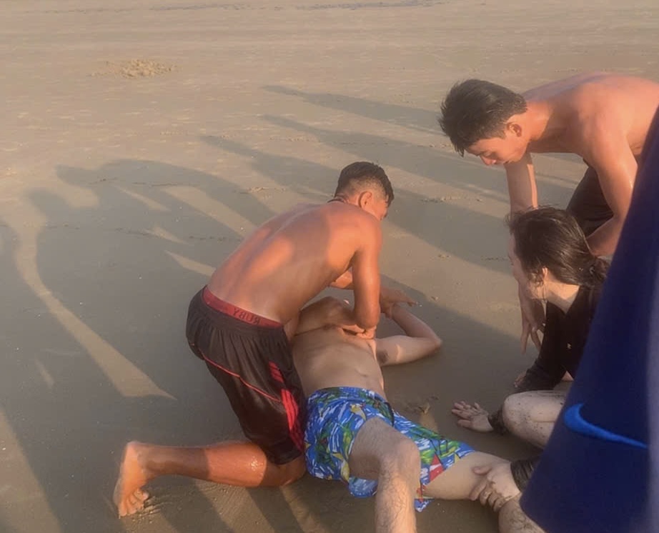 Clip 49 giây ghi lại cứu 2 vợ chồng du khách tại Bãi Sau Vũng Tàu - Ảnh 1. Clip 49 giây ghi lại cứu 2 vợ chồng du khách tại Bãi Sau Vũng Tàu - Ảnh 1.