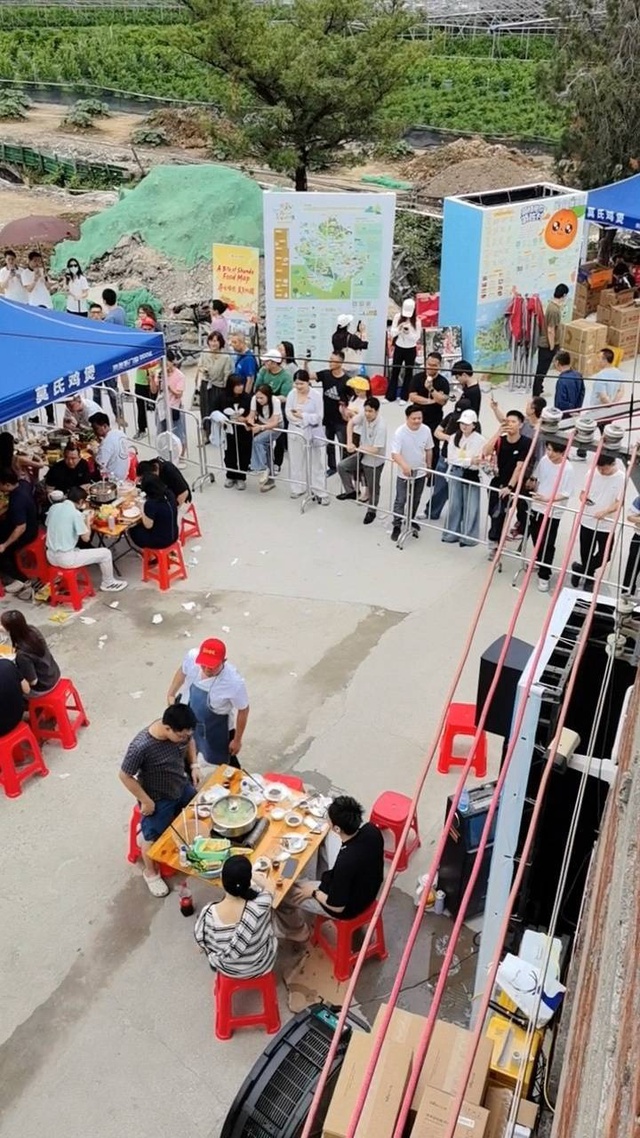 Qu&aacute;n ăn đuổi kh&aacute;ch v&igrave; qu&aacute; đ&ocirc;ng tạm đ&oacute;ng cửa để nghỉ ngơi - Ảnh 3.