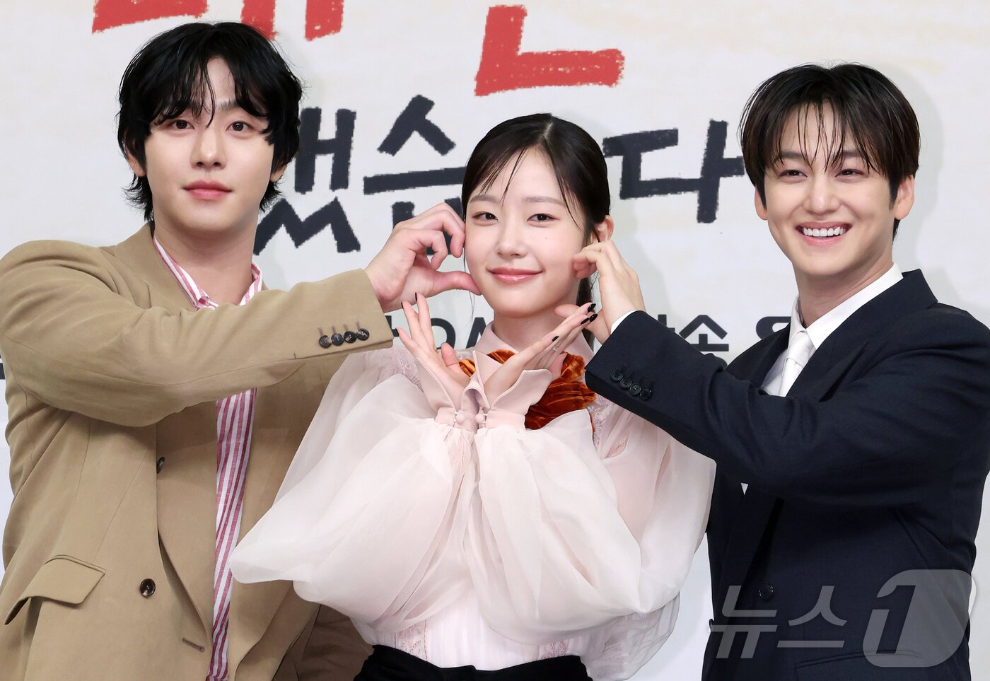 Kim Bum l&agrave; "ma c&agrave; rồng" hay sao m&agrave; trẻ m&atilde;i kh&ocirc;ng gi&agrave; thế n&agrave;y?- Ảnh 5.