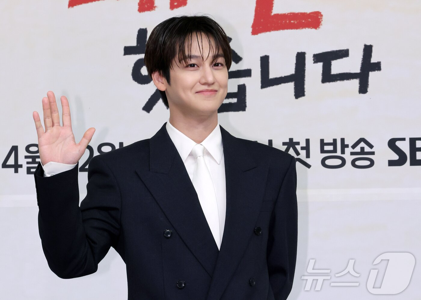 Kim Bum l&agrave; "ma c&agrave; rồng" hay sao m&agrave; trẻ m&atilde;i kh&ocirc;ng gi&agrave; thế n&agrave;y?- Ảnh 3.