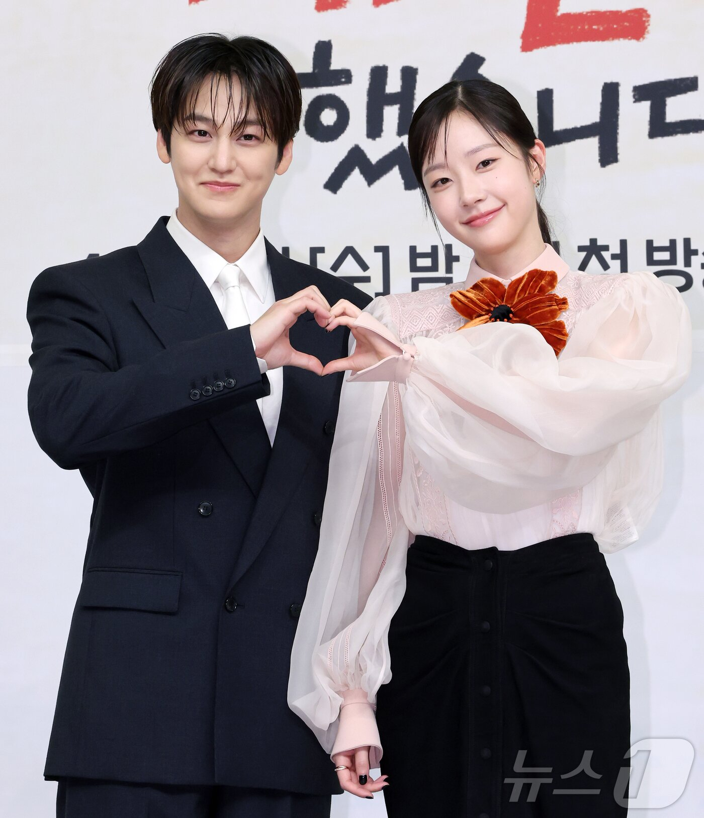 Kim Bum l&agrave; "ma c&agrave; rồng" hay sao m&agrave; trẻ m&atilde;i kh&ocirc;ng gi&agrave; thế n&agrave;y?- Ảnh 10.