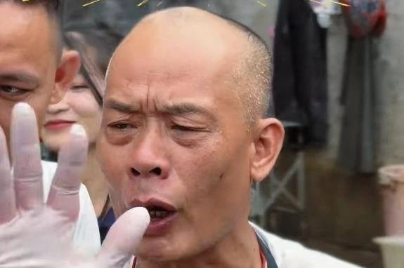 Qu&aacute;n ăn đuổi kh&aacute;ch v&igrave; qu&aacute; đ&ocirc;ng tạm đ&oacute;ng cửa để nghỉ ngơi - Ảnh 4.