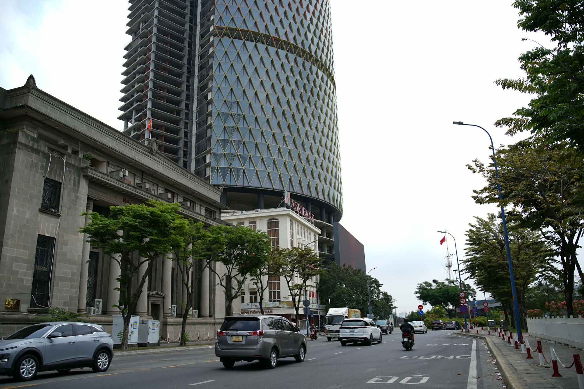 Tòa nhà "tai tiếng" trên đất vàng TPHCM: Số phận lao đao, trở thành khoản nợ xấu BĐS lớn bậc nhất, đến lớp vỏ rực rỡ mỗi đêm dù bên trong vẫn là khối bê tông khổng lồ - Ảnh 2.