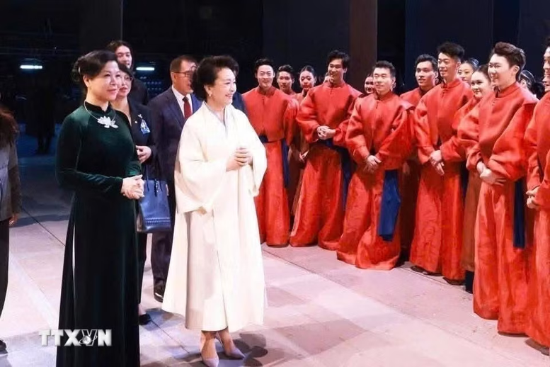 Phu nh&acirc;n Ng&ocirc; Phương Ly gặp gỡ Gi&aacute;o sư B&agrave;nh Lệ Vi&ecirc;n tại Nh&agrave; h&aacute;t lớn Trung Quốc - Ảnh 2.