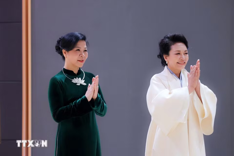 Phu nh&acirc;n Ng&ocirc; Phương Ly gặp gỡ Gi&aacute;o sư B&agrave;nh Lệ Vi&ecirc;n tại Nh&agrave; h&aacute;t lớn Trung Quốc - Ảnh 3.