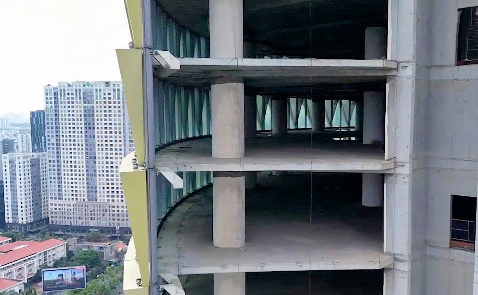 Tòa nhà "tai tiếng" trên đất vàng TPHCM: Số phận lao đao, trở thành khoản nợ xấu BĐS lớn bậc nhất, đến lớp vỏ rực rỡ mỗi đêm dù bên trong vẫn là khối bê tông khổng lồ - Ảnh 4.