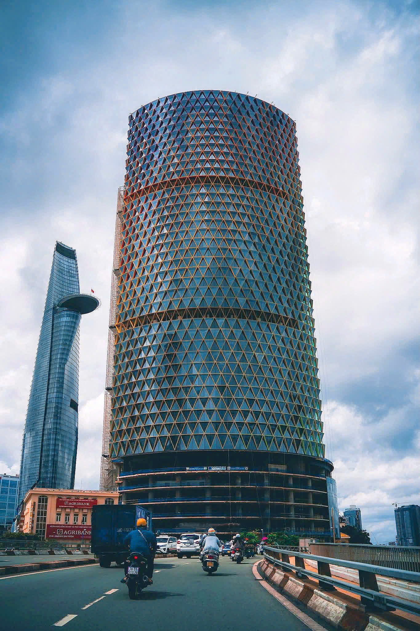 Tòa nhà "tai tiếng" trên đất vàng TPHCM: Số phận lao đao, trở thành khoản nợ xấu BĐS lớn bậc nhất, đến lớp vỏ rực rỡ mỗi đêm dù bên trong vẫn là khối bê tông khổng lồ - Ảnh 5.