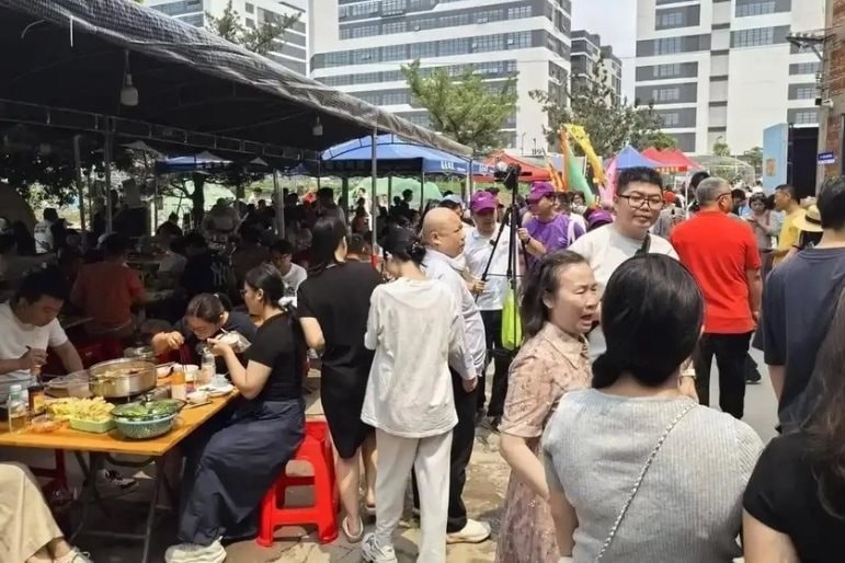 Qu&aacute;n ăn đuổi kh&aacute;ch v&igrave; qu&aacute; đ&ocirc;ng tạm đ&oacute;ng cửa để nghỉ ngơi - Ảnh 1.