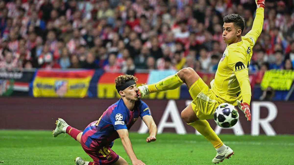 Tranh c&atilde;i trọng t&agrave;i phủ b&oacute;ng v&ograve;ng tứ kết Champions League - Ảnh 1.