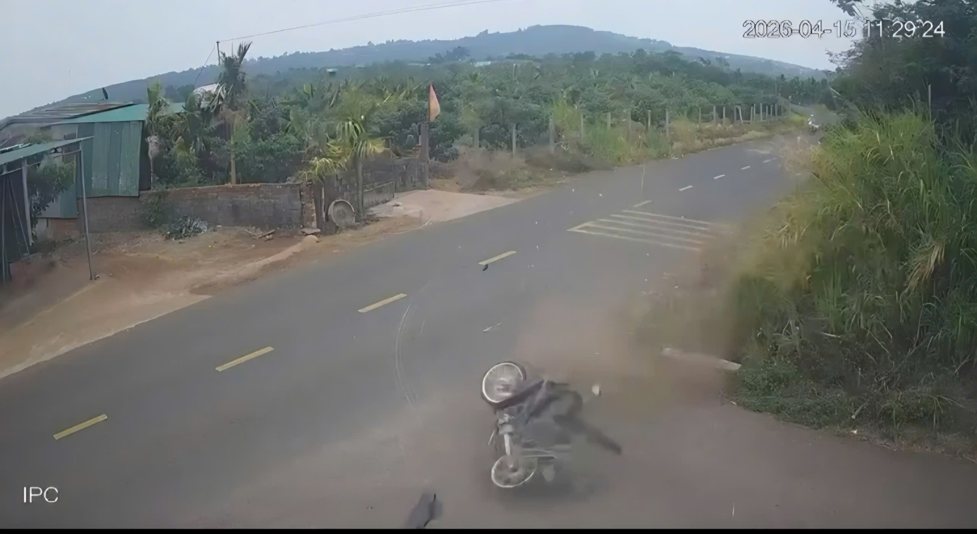 Xác minh clip nam sinh tử vong do tai nạn giao thông, người đi sau quay xe rời đi - Ảnh 1.