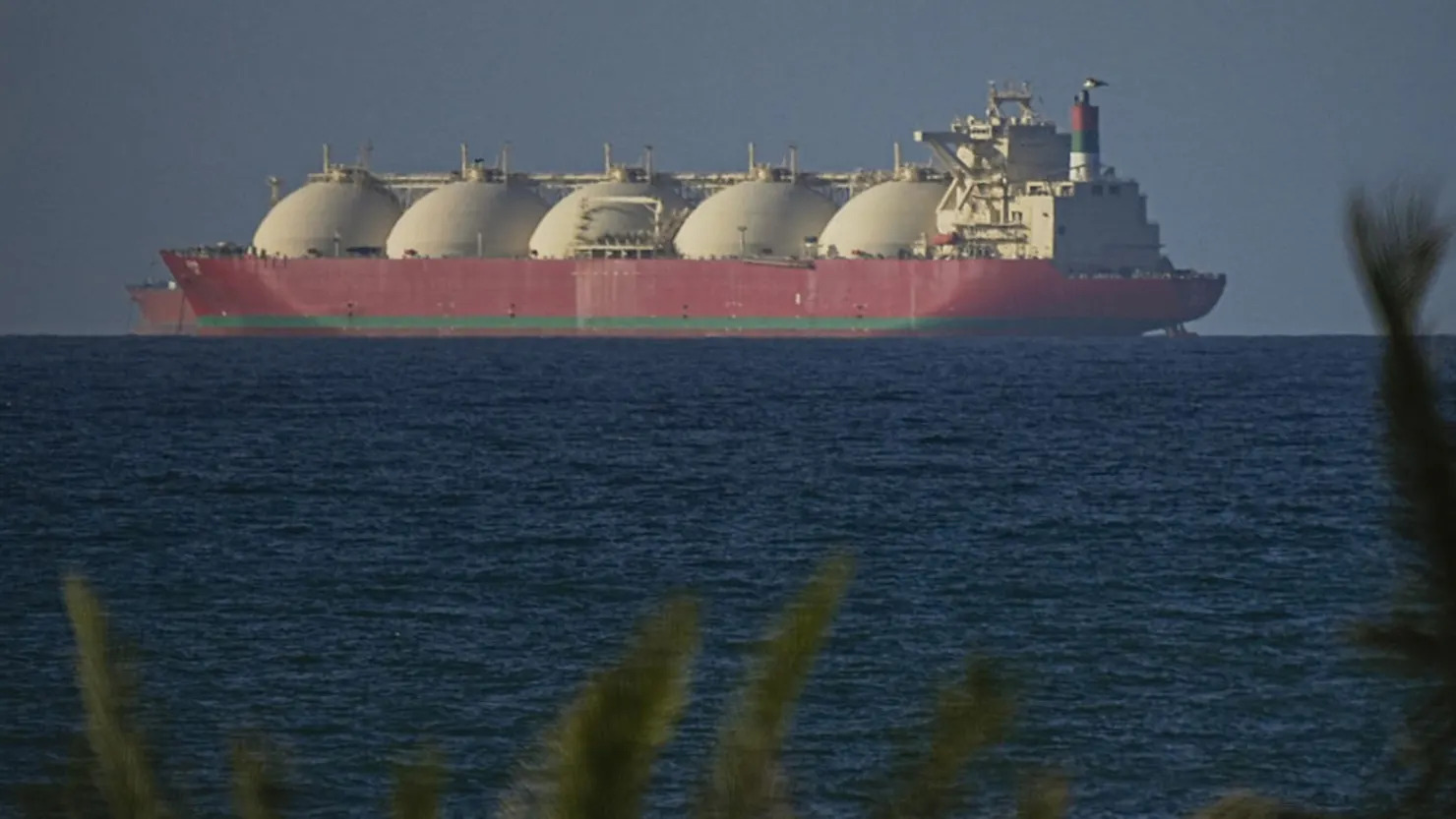 Iran th&ocirc;ng b&aacute;o "mở cửa ho&agrave;n to&agrave;n" eo biển Hormuz trong thời gian ngừng bắn - Ảnh 1.