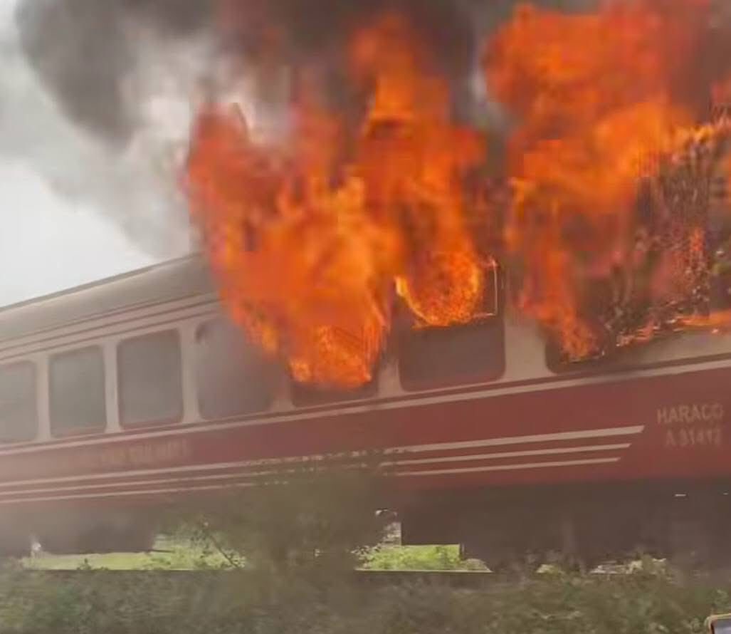 Hiện trường vụ tàu khách Hà Nội - Hải Phòng cháy 2 toa khi đang chạy, cột khói đen bốc cao ngùn ngụt - Ảnh 5.