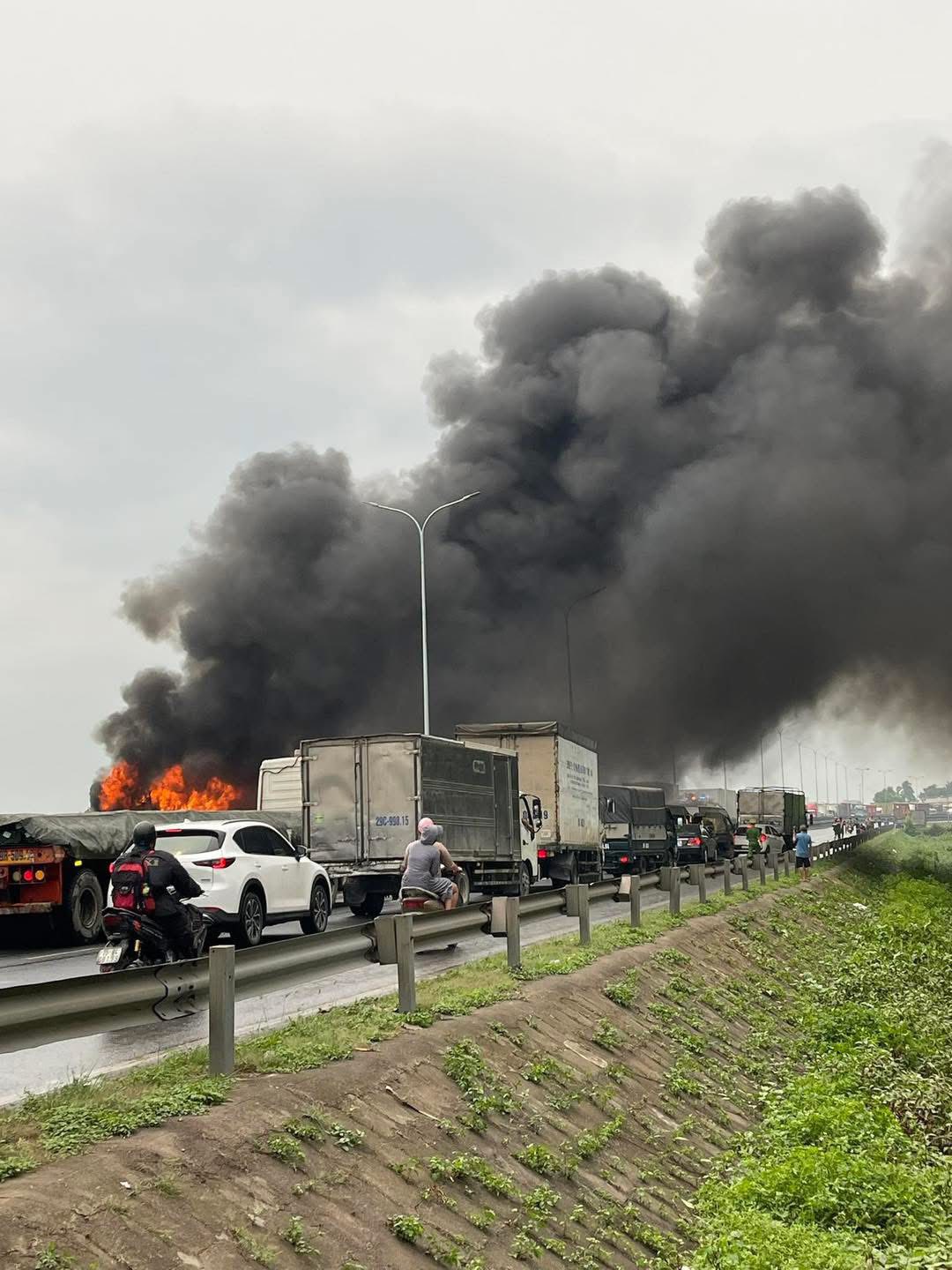 Hiện trường vụ tàu khách Hà Nội - Hải Phòng cháy 2 toa khi đang chạy, cột khói đen bốc cao ngùn ngụt - Ảnh 3.