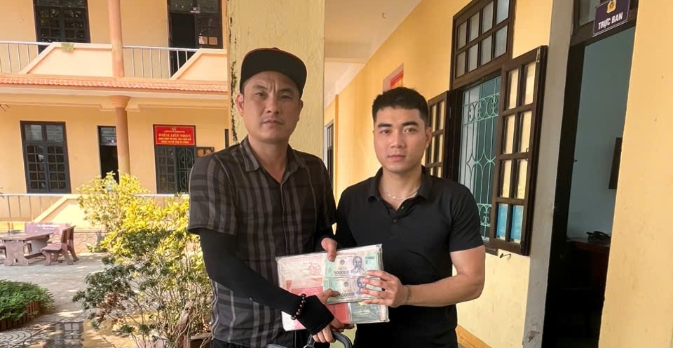 Bất ngờ thấy chiếc cặp ven đường, b&ecirc;n trong l&agrave; 350 triệu đồng - Ảnh 1.