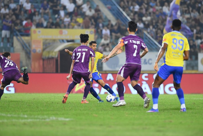 V&ograve;ng 19 V-League 2025-2026: Ho&agrave;ng H&ecirc;n lập c&ocirc;ng lớn gi&uacute;p H&agrave; Nội FC thắng đậm - Ảnh 1.