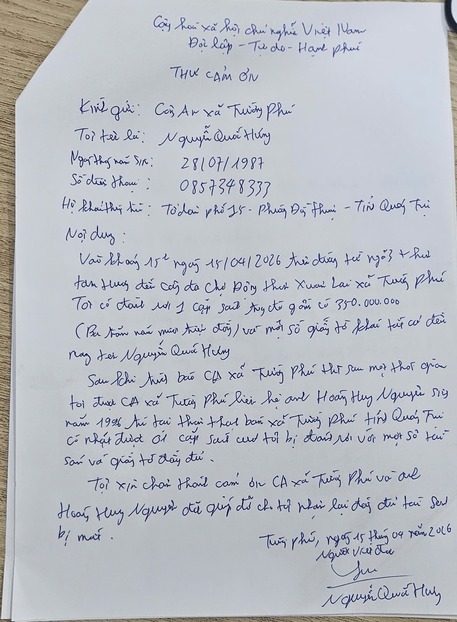 Bất ngờ thấy chiếc cặp ven đường, b&ecirc;n trong l&agrave; 350 triệu đồng - Ảnh 3.