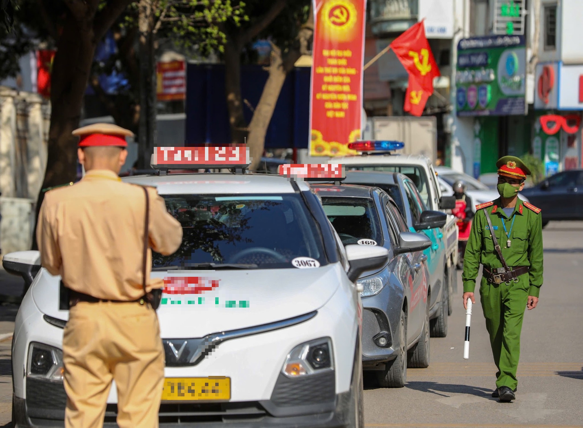 CSGT H&agrave; Nội đồng loạt ra qu&acirc;n xử l&yacute; 1 lỗi vi phạm phổ biến, tất cả c&aacute;c t&agrave;i xế ch&uacute; &yacute; - Ảnh 2.