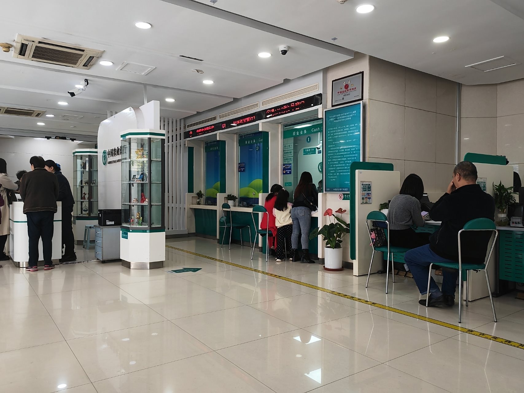 Ra ng&acirc;n h&agrave;ng xin r&uacute;t 579 triệu đồng từ t&agrave;i khoản của người cha qu&aacute; cố, người đ&agrave;n &ocirc;ng bị nh&acirc;n vi&ecirc;n từ chối: &ldquo;Ch&uacute;ng t&ocirc;i chỉ l&agrave;m theo quy định&rdquo; - Ảnh 2.