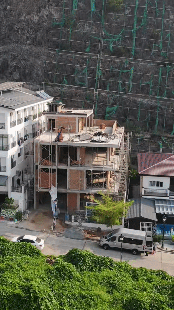 TikToker 23 tuổi khoe x&acirc;y nh&agrave; tr&ecirc;n mảnh đất 400m2 hướng mặt ra biển, mới nh&igrave;n phần th&ocirc; netizen khẳng định: Đ&acirc;y l&agrave; villa chứ nh&agrave; g&igrave;! - Ảnh 2.