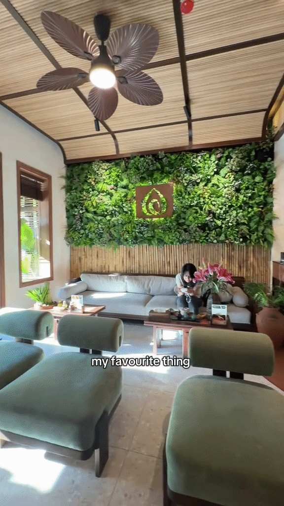 Khách Tây làm dịch vụ 