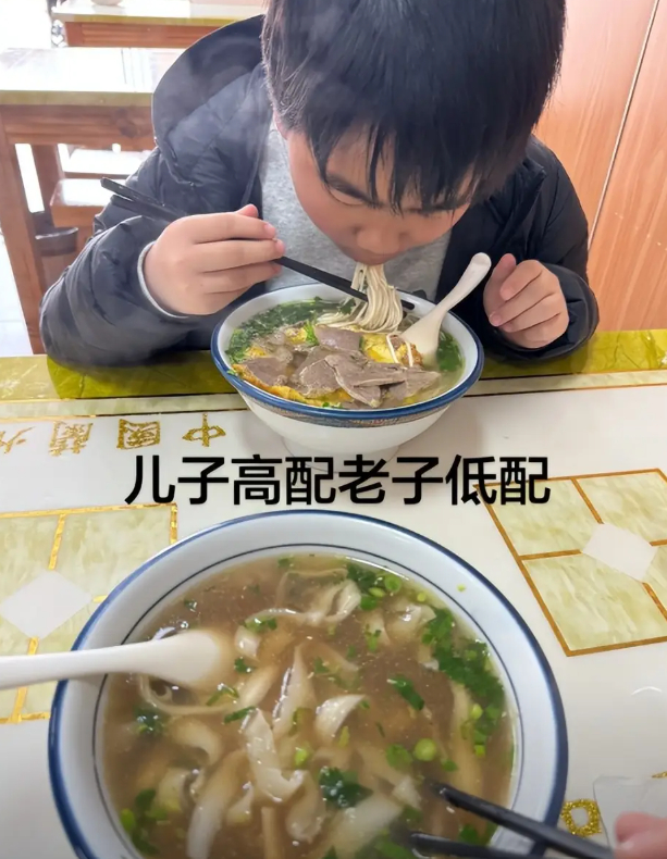 Đừng hành hạ con cái kiểu này: Bức ảnh đứa trẻ ăn mì gây tranh cãi - Ảnh 1.