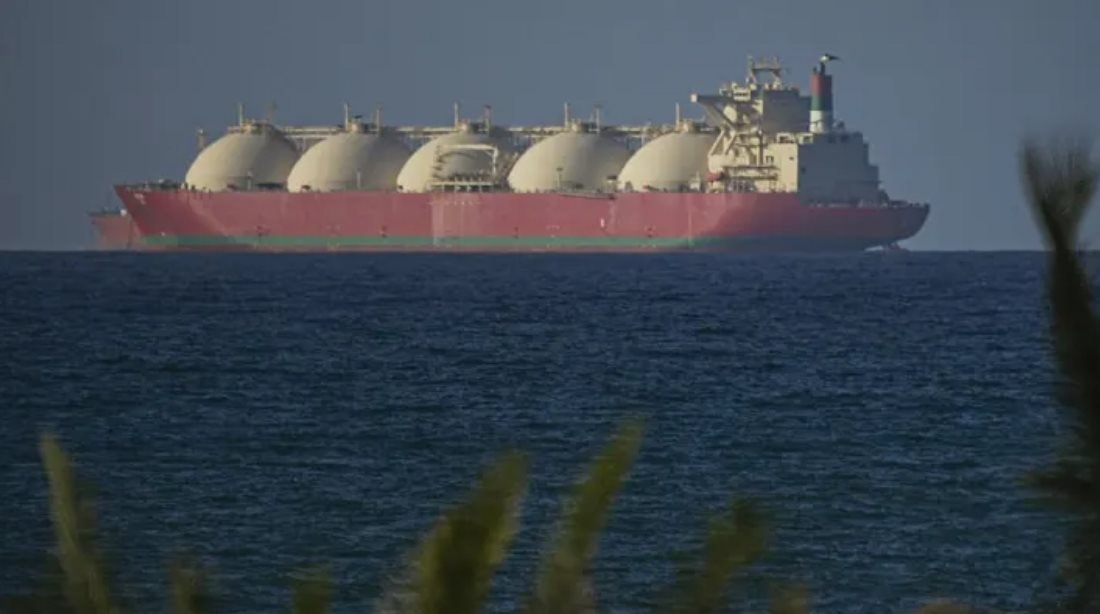 N&oacute;ng: Iran tuy&ecirc;n bố mở cửa ho&agrave;n to&agrave;n eo biển Hormuz, gi&aacute; dầu sụt gần 11%, chứng kho&aacute;n tăng kỷ lục - Ảnh 1.