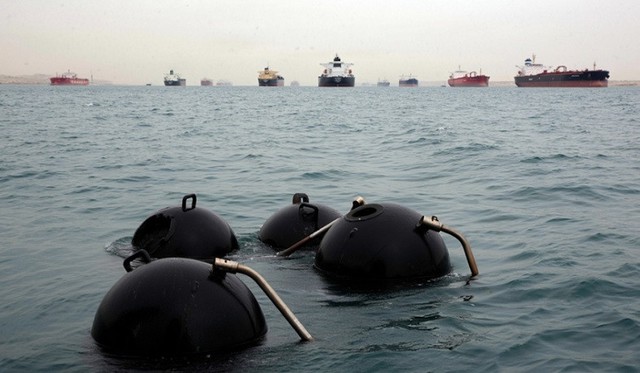 &Ocirc;ng Trump: Iran đang gỡ to&agrave;n bộ thủy l&ocirc;i tại Hormuz 'dưới sự hỗ trợ của Mỹ' - Ảnh 1.