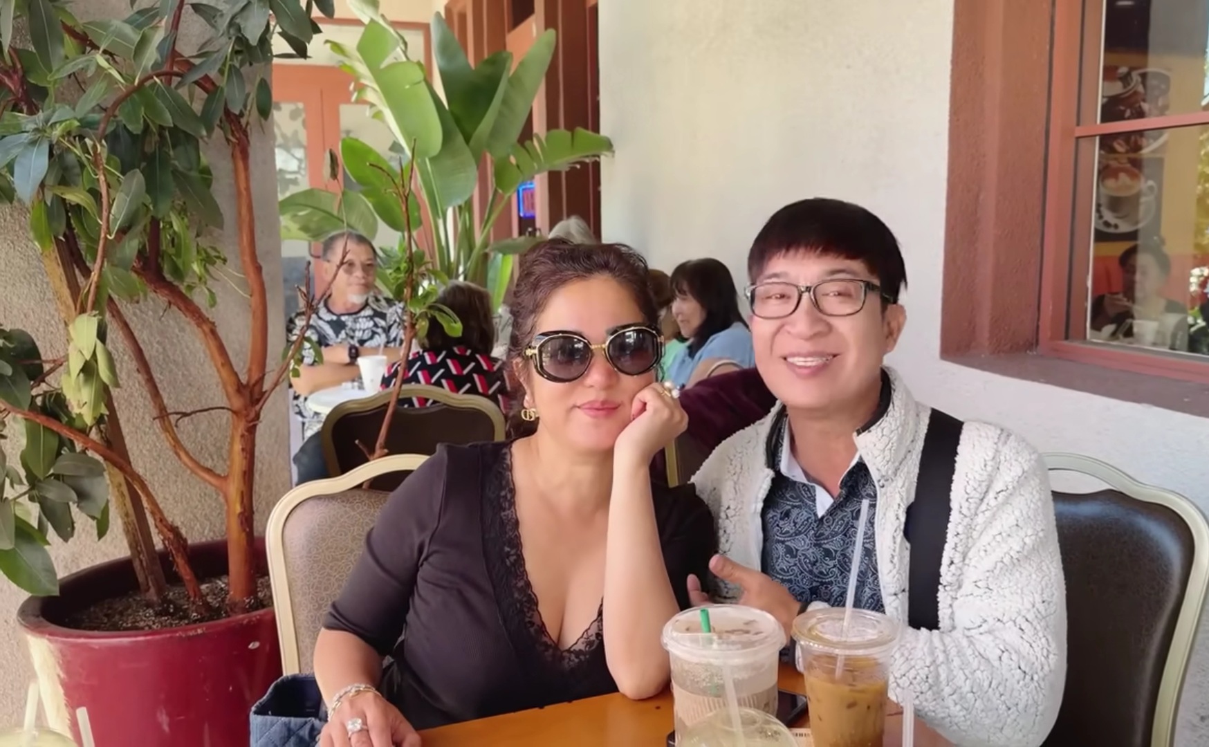 "Anh Hữu Nghĩa bảo t&ocirc;i, anh qua Mỹ buồn qu&aacute;, thế l&agrave; hủy thẻ xanh về Việt Nam lu&ocirc;n" - Ảnh 1.