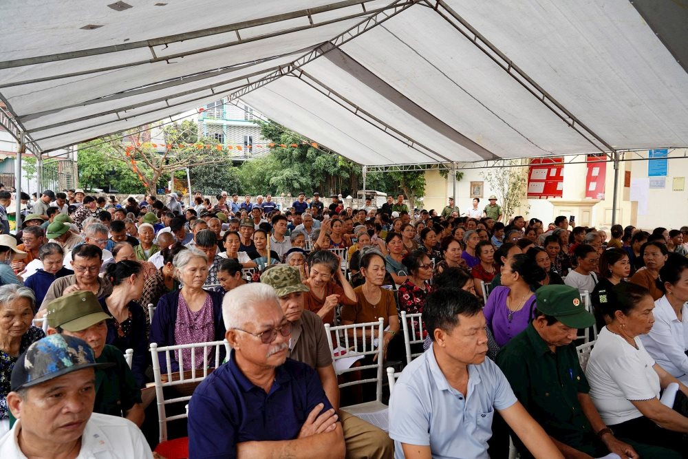 Người d&acirc;n ngồi chật k&iacute;n nh&agrave; văn h&oacute;a nghe th&ocirc;ng tin gi&aacute; đền b&ugrave; đất tại si&ecirc;u dự &aacute;n Olympic 925.000 tỷ đồng c&oacute; quy m&ocirc; lớn nhất lịch sử Vingroup - Ảnh 1.