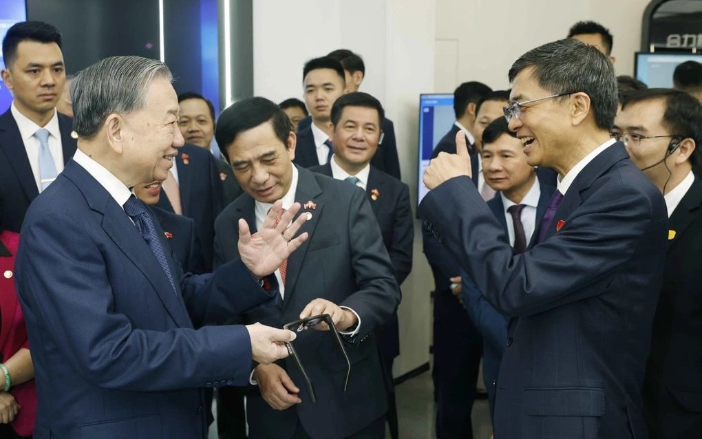 Tổng B&iacute; thư, Chủ tịch nước trải nghiệm sản phẩm ứng dụng AI ở biểu tượng của &ldquo;Con đường tơ lụa số&rdquo; TQ