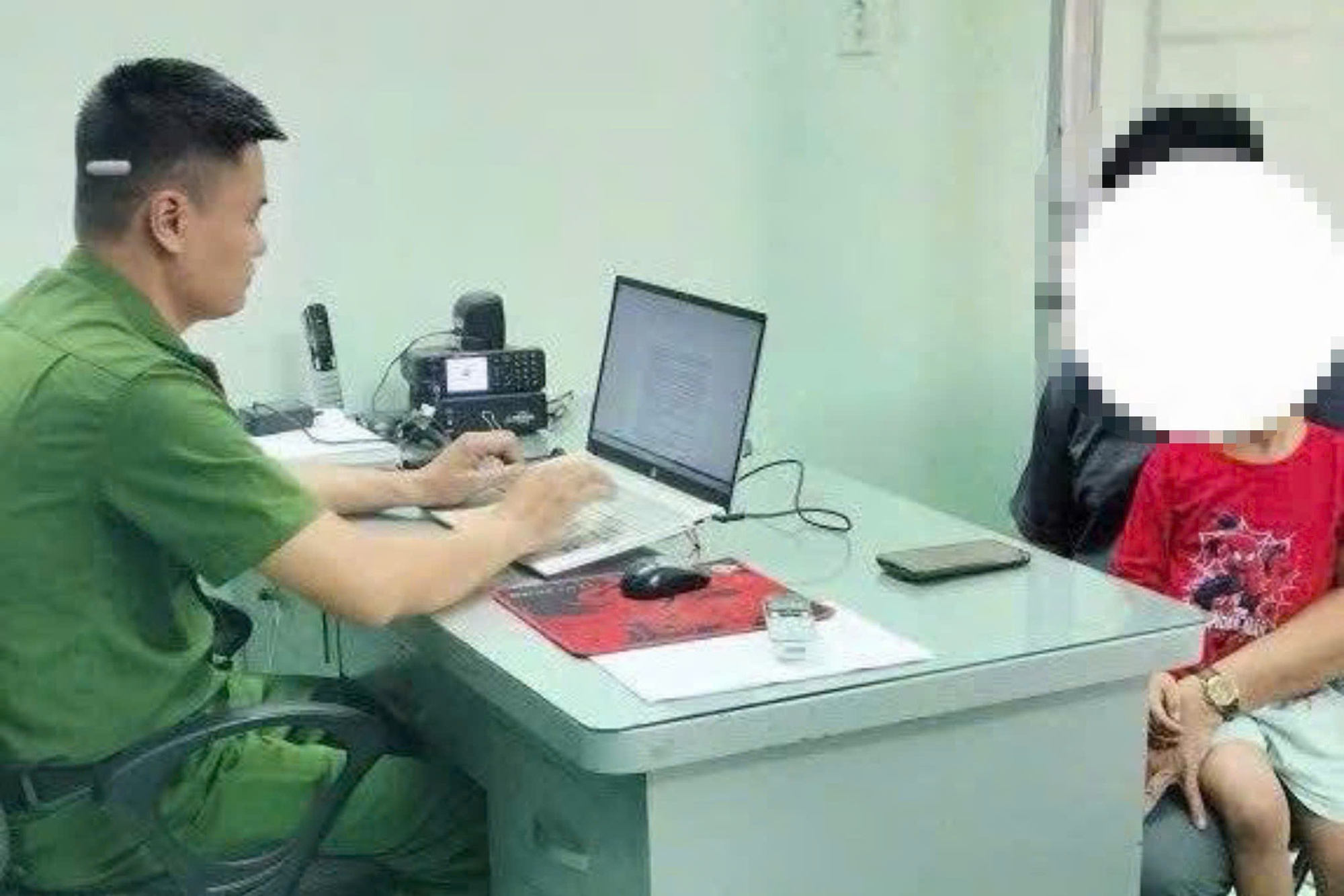 C&ocirc;ng an mời l&agrave;m việc người đ&agrave;n &ocirc;ng đ&aacute;nh b&eacute; trai 3 tuổi g&acirc;y bức x&uacute;c  - Ảnh 1.