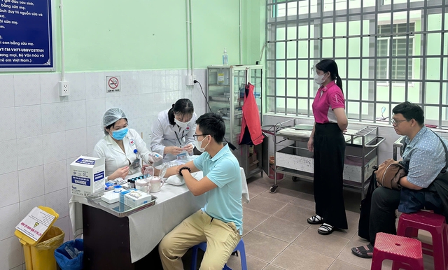 TPHCM ph&aacute;t động chiến dịch ứng ph&oacute; mức sinh thấp, n&acirc;ng cao chất lượng d&acirc;n số- Ảnh 3.