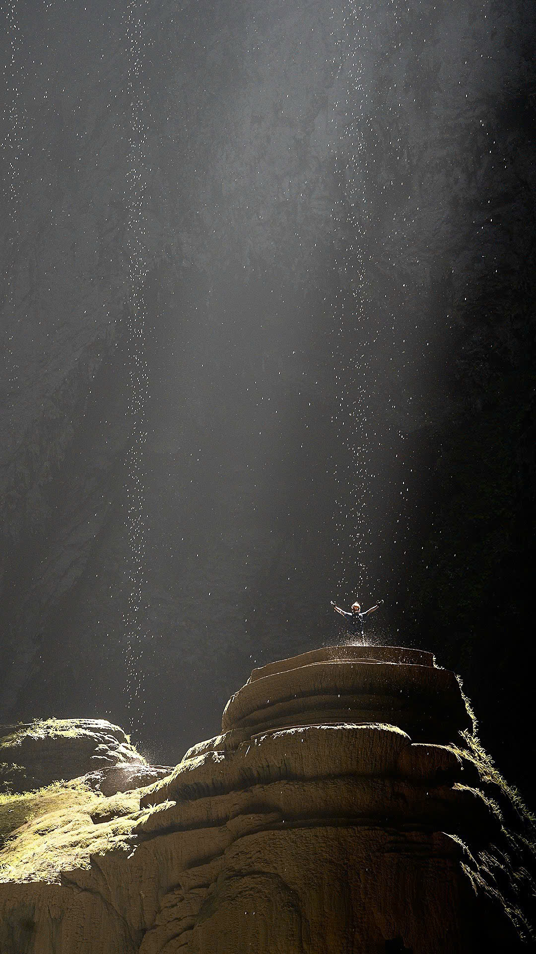 Thi&ecirc;n nhi&ecirc;n đang r&oacute;t v&agrave;ng v&agrave;o hang Sơn Đo&ograve;ng khiến gi&aacute; tour 100 triệu vẫn c&oacute; kh&aacute;ch chờ tận 2 năm - Ảnh 5.