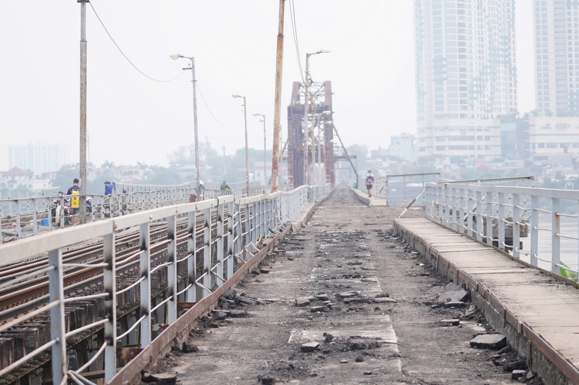 Cận cảnh sửa chữa cầu Long Bi&ecirc;n - Ảnh 6.