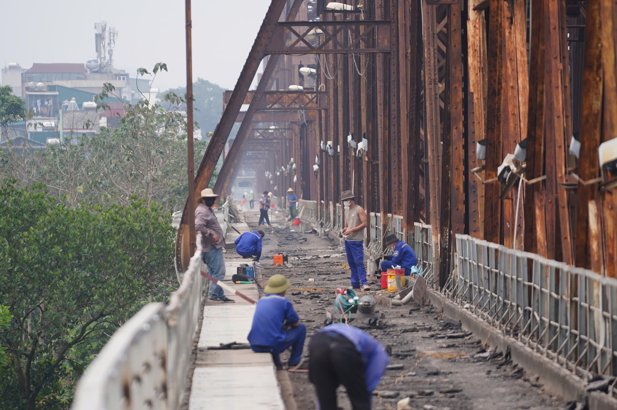 Cận cảnh sửa chữa cầu Long Bi&ecirc;n - Ảnh 4.