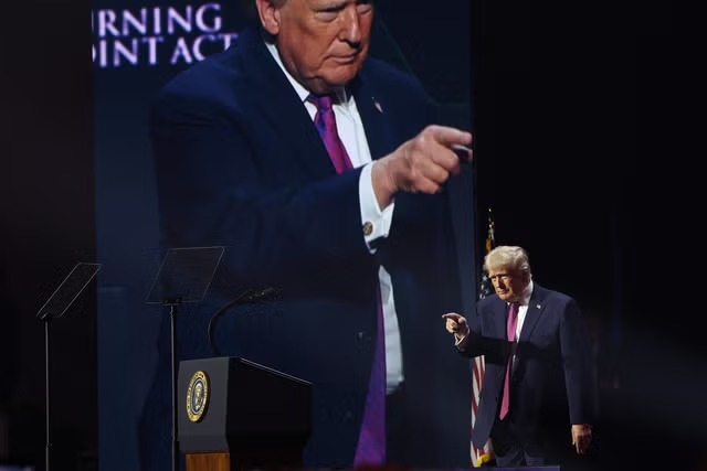 Tổng thống Trump dọa n&eacute;m bom, Iran tuy&ecirc;n bố giữ &aacute;t chủ b&agrave;i: Đ&ograve;n găng nghẹt thở b&ecirc;n eo biển Hormuz - Ảnh 2.