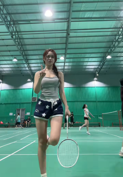 Quay vlog chơi cầu l&ocirc;ng, nữ TikTok bất ngờ viral ch&oacute;ng mặt- Ảnh 4.