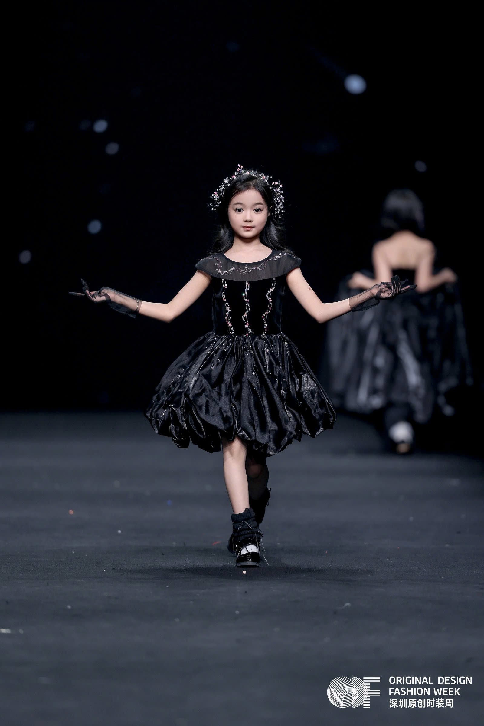 Vũ Lan Anh mang "Việt Nam Đa Sắc" tới Tuần lễ Thời trang Th&acirc;m Quyến 2026 - Ảnh 3.