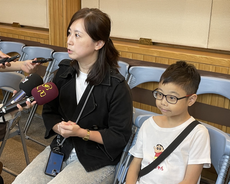 Cặp vợ chồng hiến gan thận cứu sống con trai mắc bệnh hiếm - Ảnh 2.