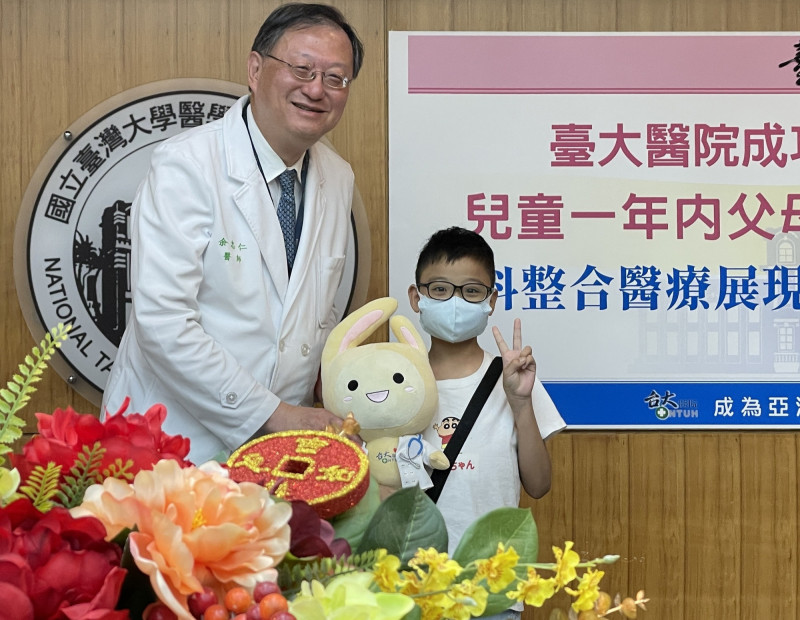 Cặp vợ chồng hiến gan thận cứu sống con trai mắc bệnh hiếm - Ảnh 3.