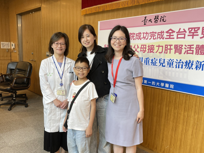 Cặp vợ chồng hiến gan thận cứu sống con trai mắc bệnh hiếm - Ảnh 1.