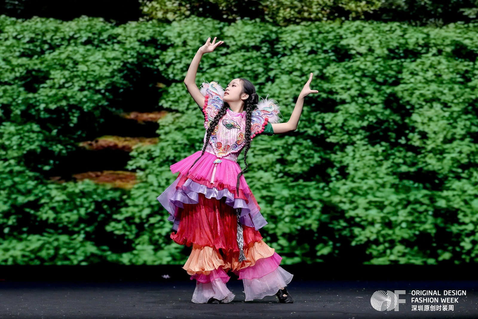 Vũ Lan Anh mang "Việt Nam Đa Sắc" tới Tuần lễ Thời trang Th&acirc;m Quyến 2026 - Ảnh 2.