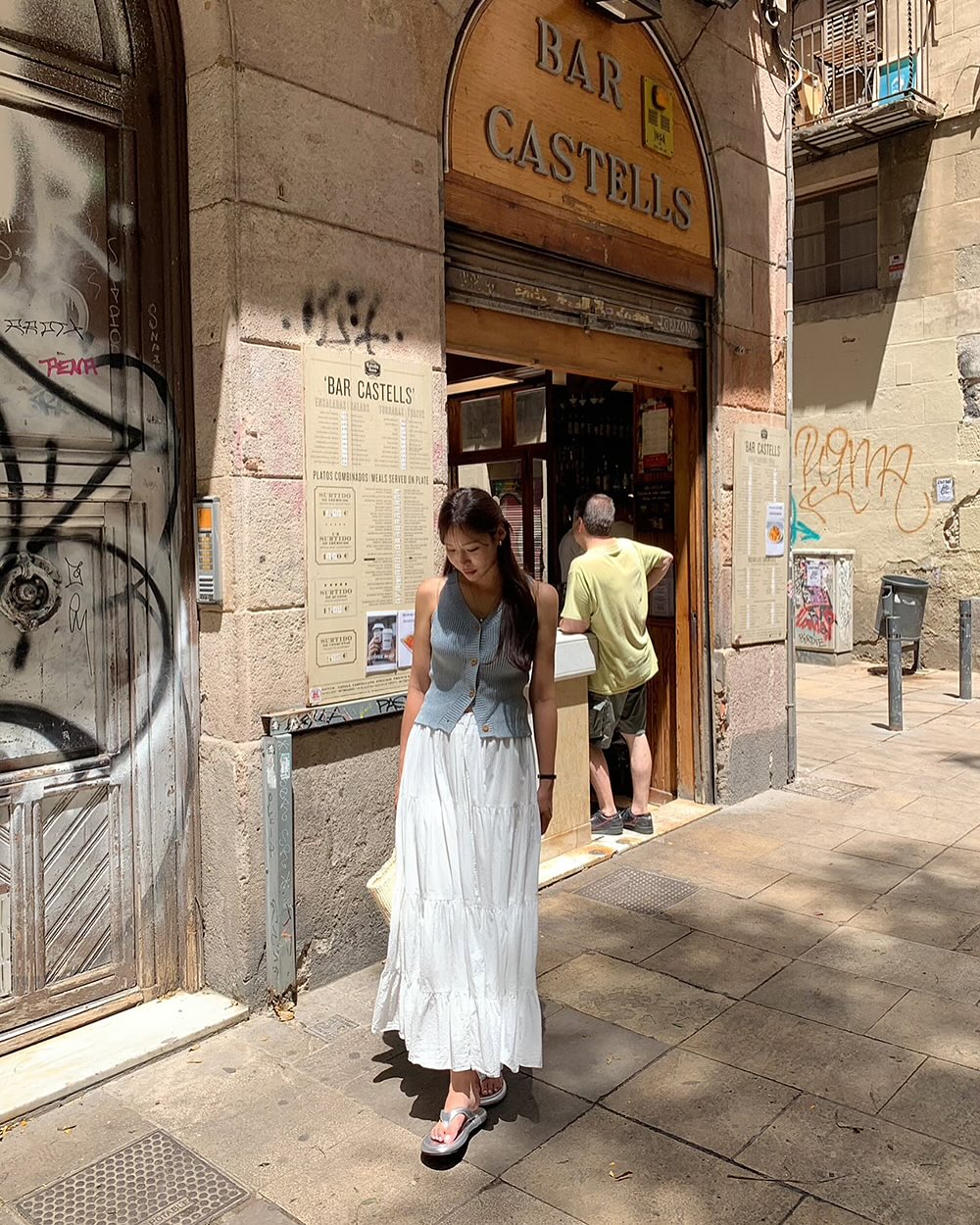 4 c&aacute;ch mặc ch&acirc;n v&aacute;y đẹp m&ecirc; ly khi đi du lịch- Ảnh 3.