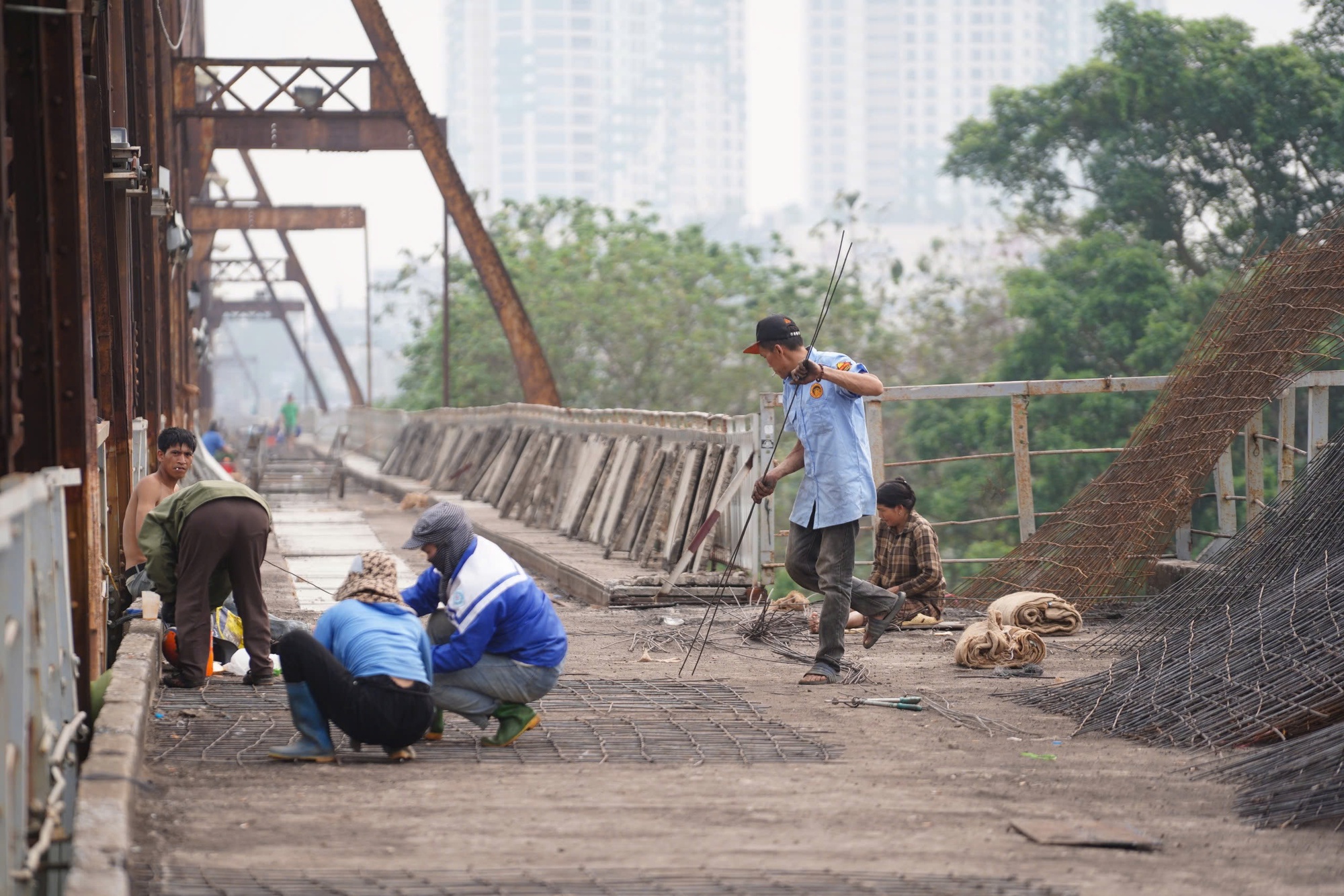 Cận cảnh sửa chữa cầu Long Bi&ecirc;n - Ảnh 8.