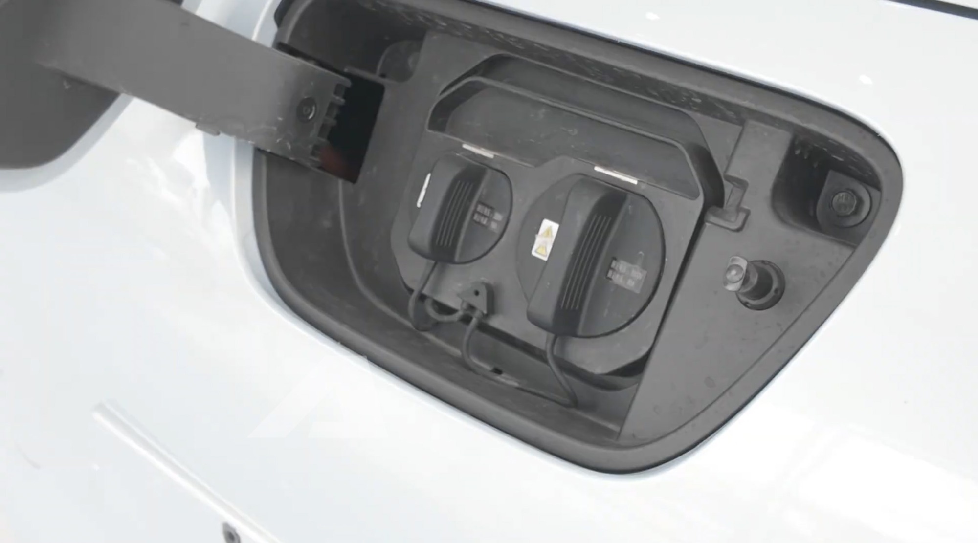 Xem thực tế Wuling Macaron 2026 vừa về đại lý: 2 màn hình, phanh điện tử, ngồi được 4 người lớn- Ảnh 2.