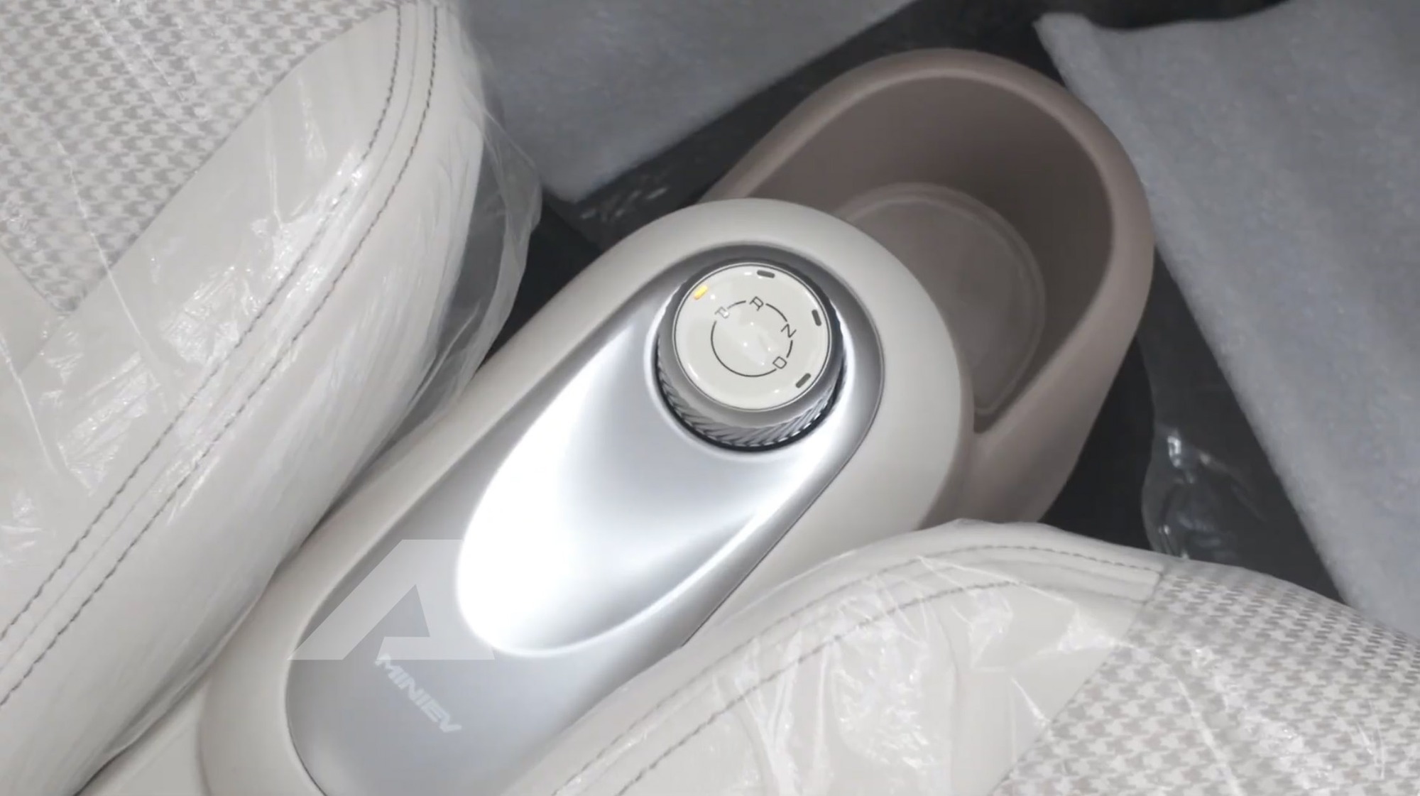 Xem thực tế Wuling Macaron 2026 vừa về đại lý: 2 màn hình, phanh điện tử, ngồi được 4 người lớn- Ảnh 12.