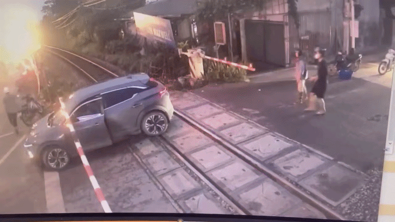 Mưa đá dày đặc ở Sơn La, đồi núi trắng xóa sau cơn dông - Ảnh 2.