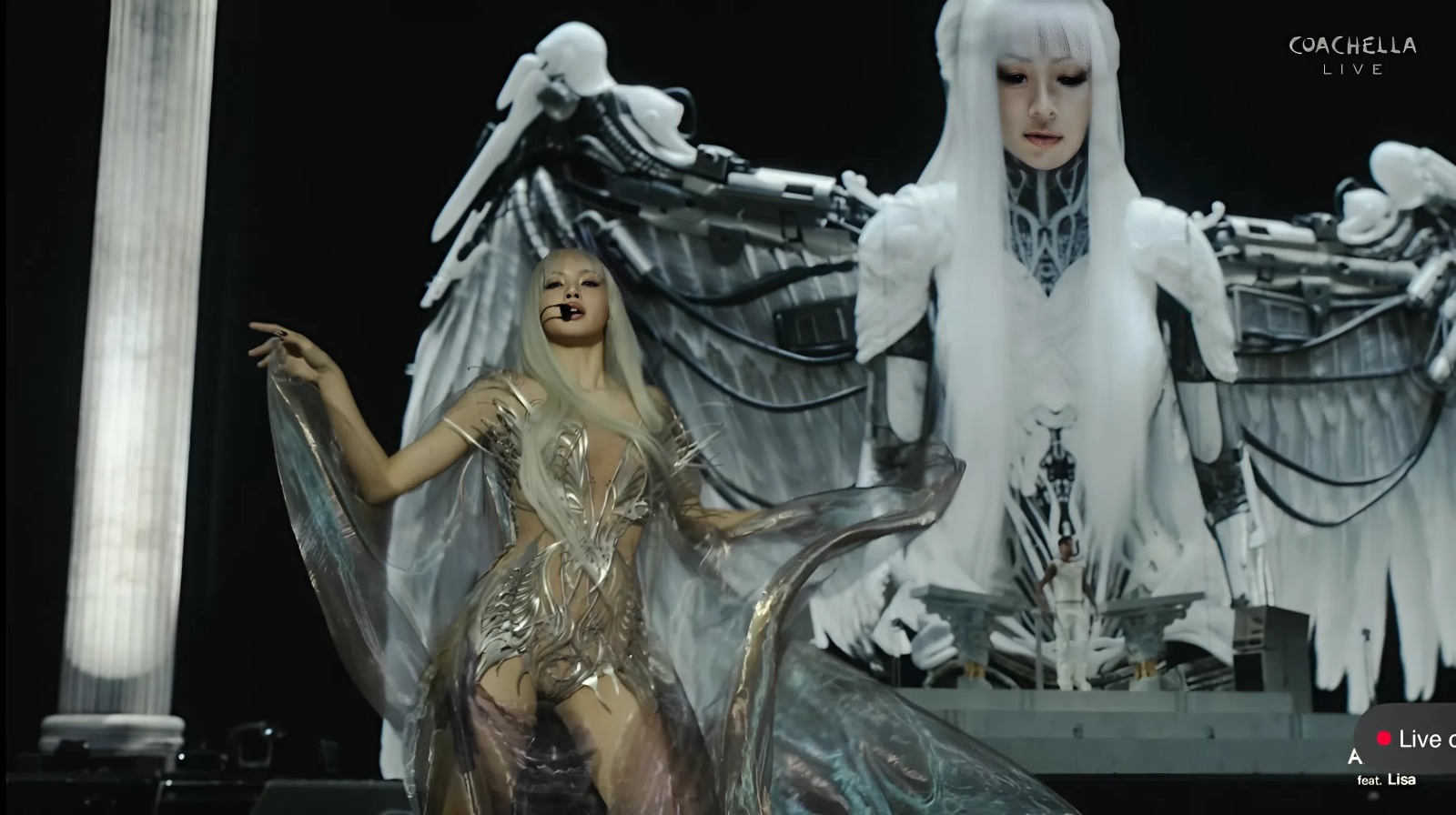 C&oacute; thể l&agrave; xịn nhất Coachella: Lisa vừa diễn Victoria's Secret giữa sa mạc phải kh&ocirc;ng?- Ảnh 7.