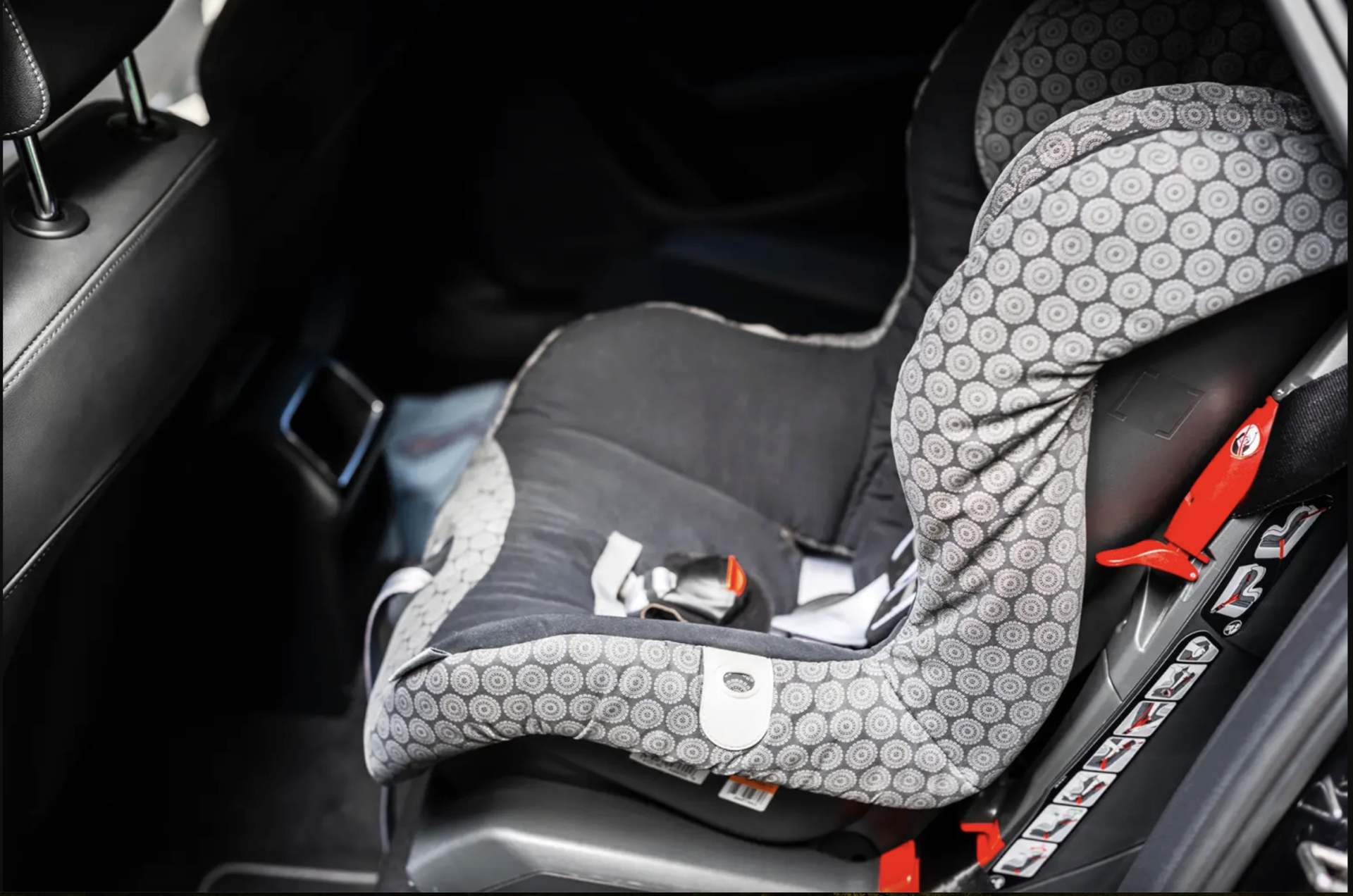 B&eacute; g&aacute;i 21 th&aacute;ng tử vong tr&ecirc;n &ocirc; t&ocirc;: Cha bị bắt v&igrave; tội giết người - Ảnh 1.