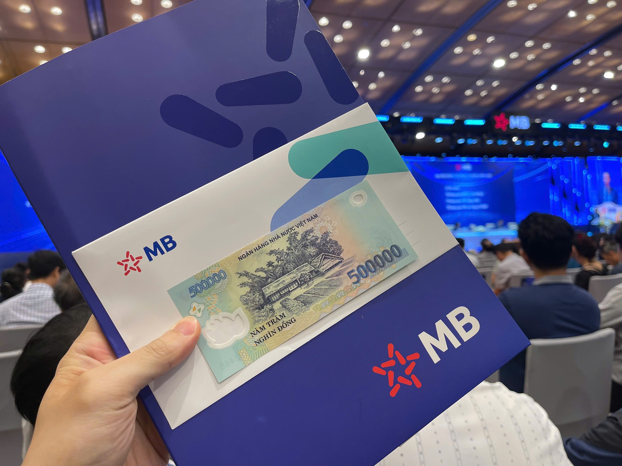 Đại hội cổ đ&ocirc;ng MB &lsquo;th&ocirc;ng tho&aacute;ng&rsquo; hơn khi cắt khoản hỗ trợ 500.000 đồng   - Ảnh 1.